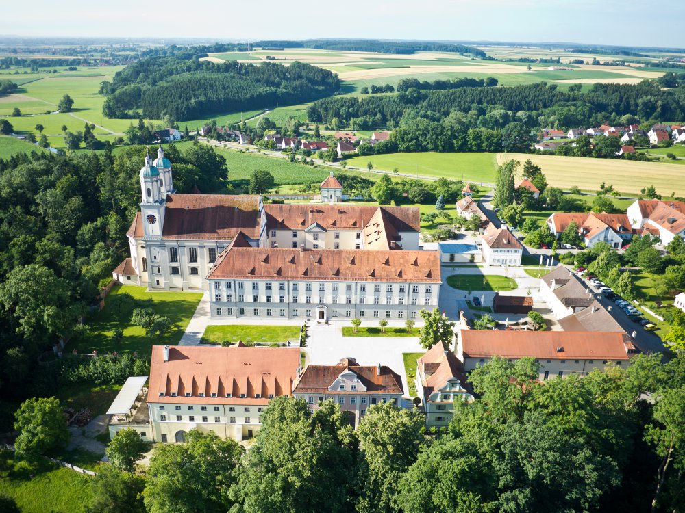 (c) Kloster Holzen Hotel GmbH
